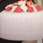 Antigravity pistachio-chocolate cake with raspberries