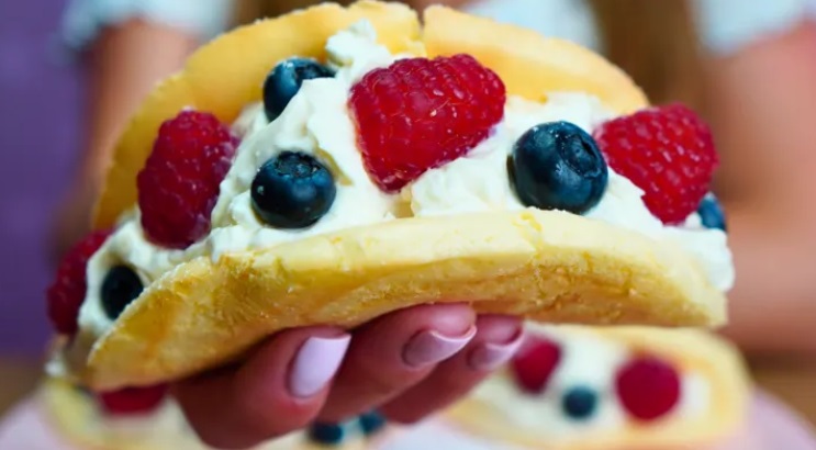 Biscuits with cream and fruits