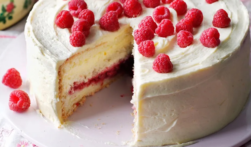 Buttery cream and raspberry cake