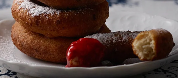Cheese doughnuts with raspberry sauce