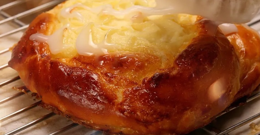 Custard filled yeast buns