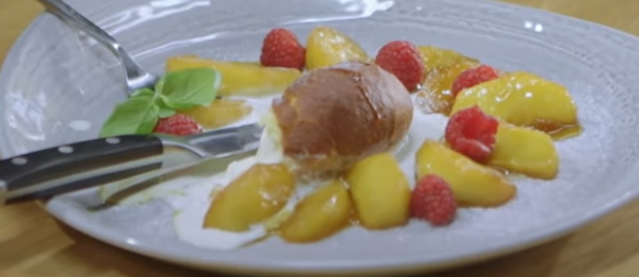 Doughnuts with ice cream and caramelized apples