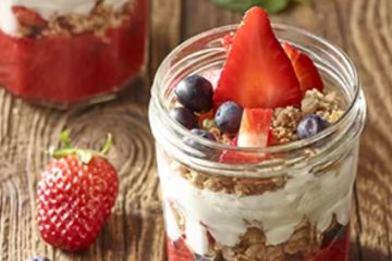 Fruit dessert with oat flakes