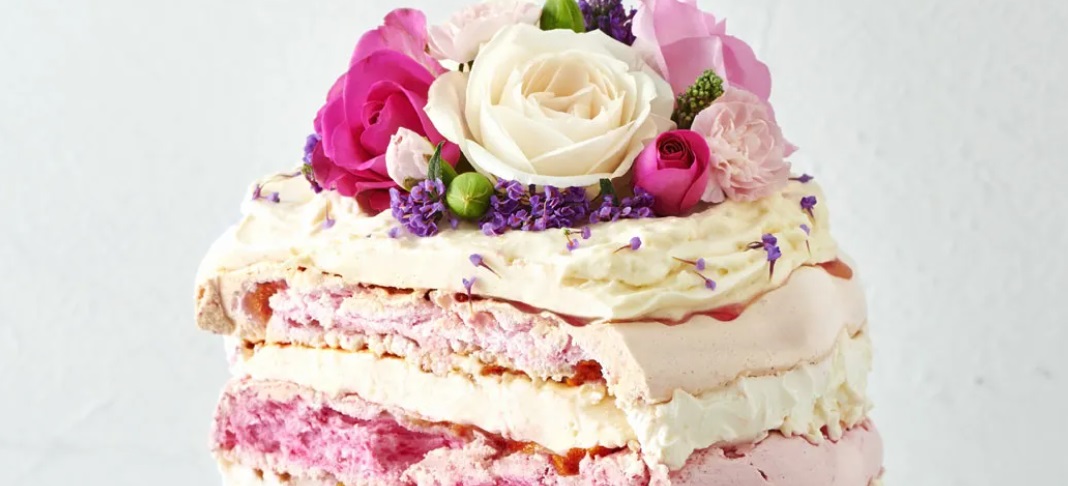 Meringue cake with plums and raspberries