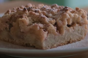 Oatmeal pie with rhubarb