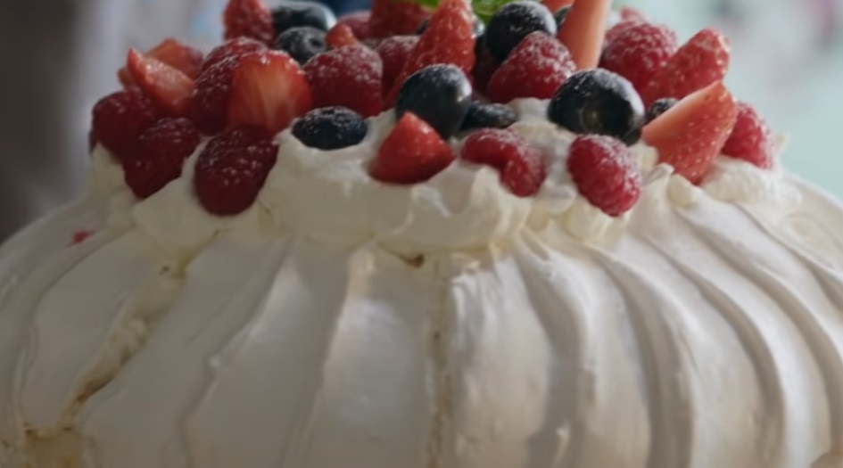 Pavlova cake