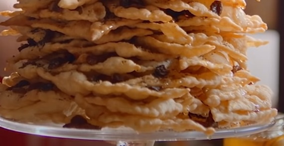 Poppy seed, raisin, and honey anthill