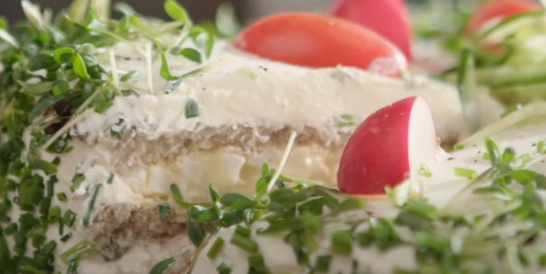 Sandwich cake with egg paste