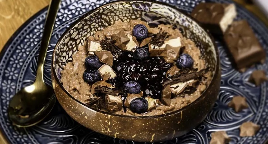 Starry chocolate rice dessert with fruit mousse