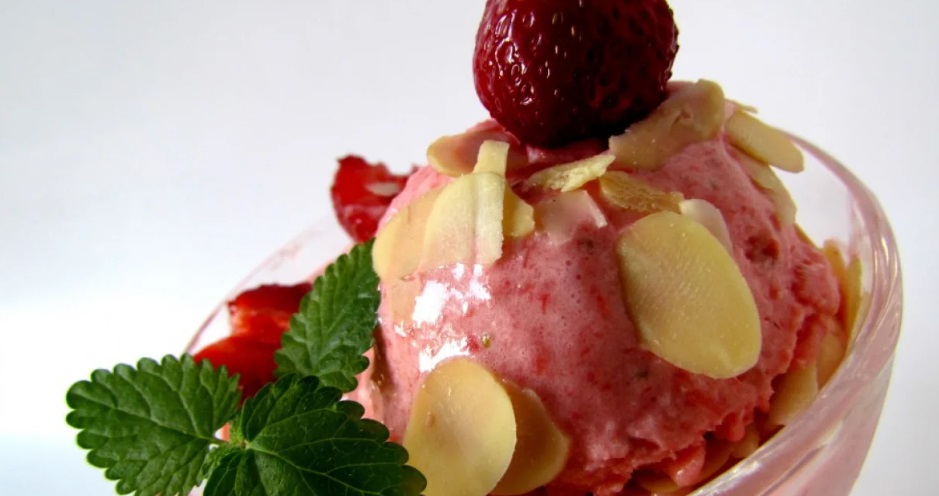 Almond-Strawberry Ice Cream