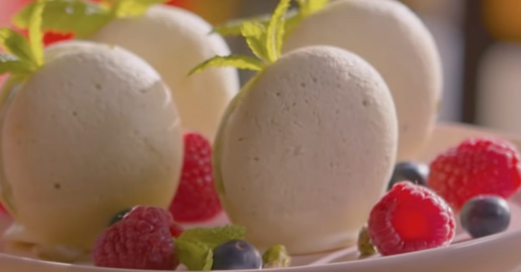 Almond cookies with pistachio ice cream