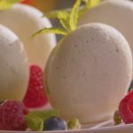 Almond cookies with pistachio ice cream