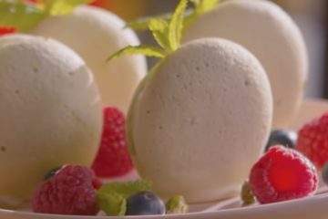 Almond cookies with pistachio ice cream