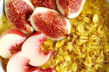 Almond oatmeal with chia and turmeric