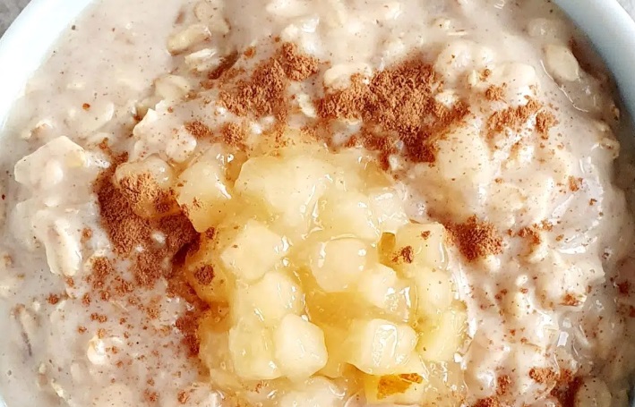 Apple and cinnamon oatmeal