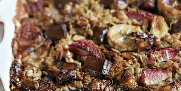 Baked Oatmeal with Fruits and Chocolate
