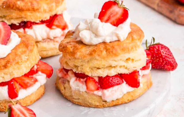 Biscuit Strawberry Cake
