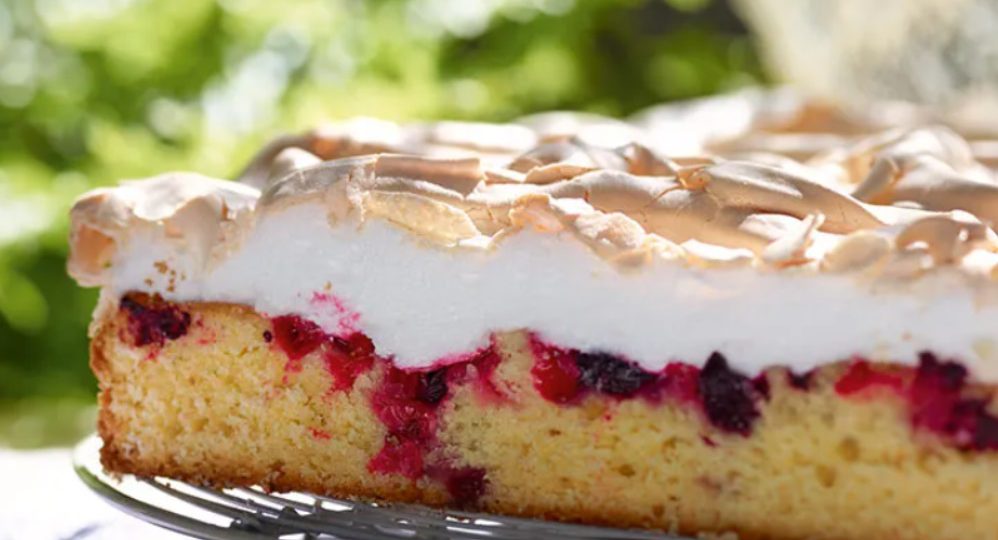 Cake with Currants and Meringue