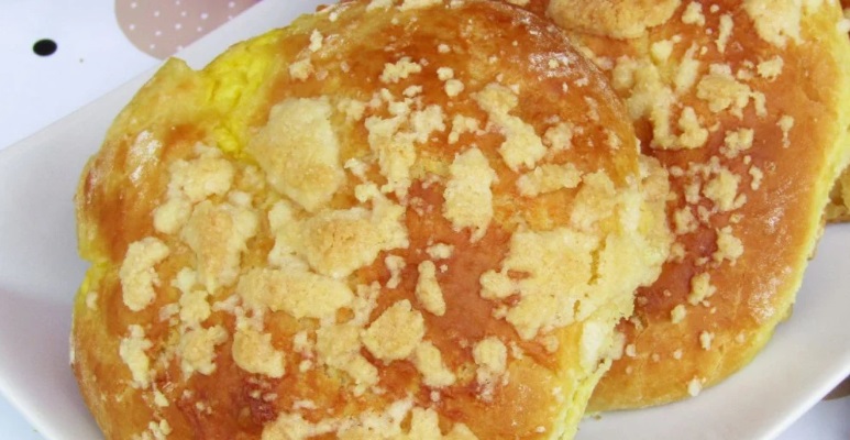 Cheese and Crumble Yeast Rolls