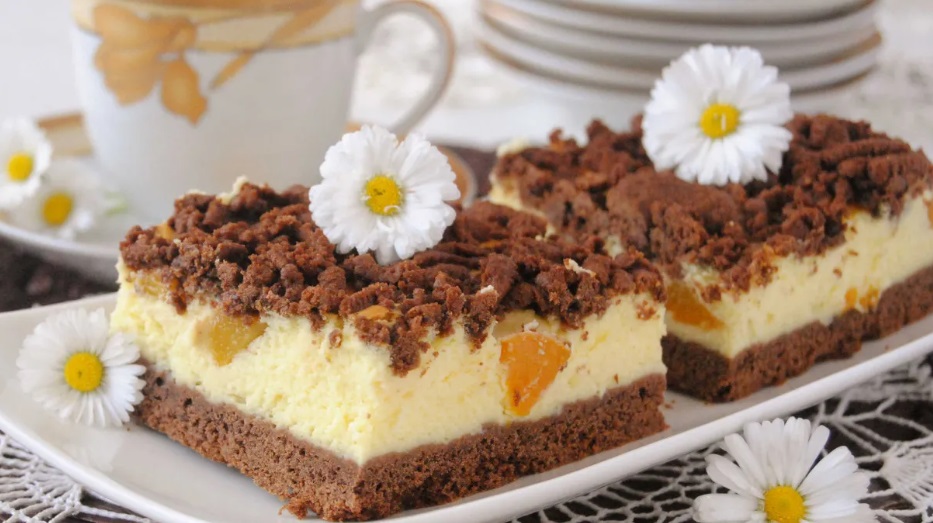 Cheesecake with Peaches on a Cocoa Base