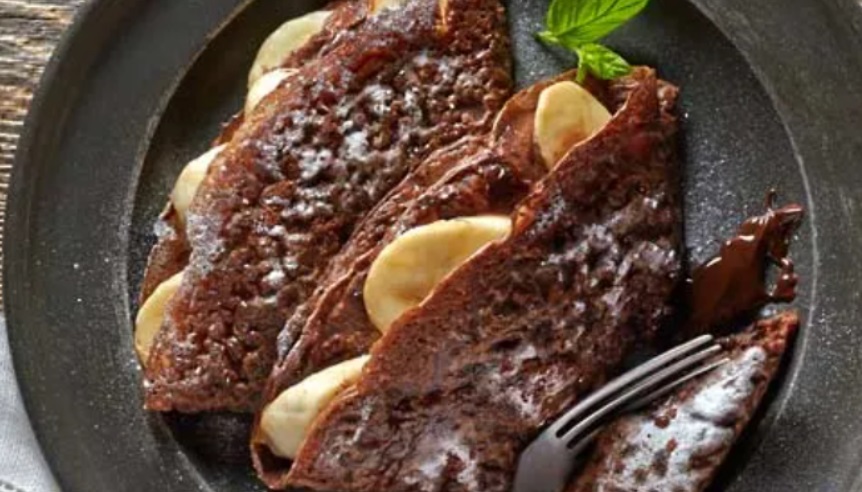 Chocolate pancakes with bananas