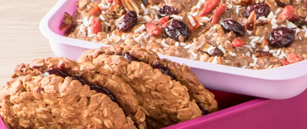 Chocolate smoothie bowl and oat cookies