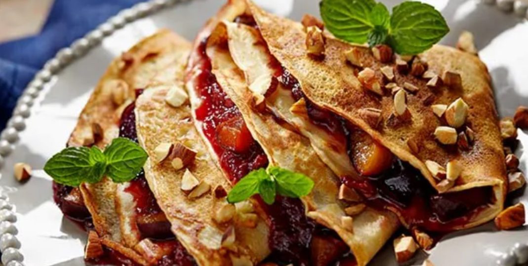 Cinnamon pancakes with plums