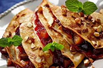Cinnamon pancakes with plums