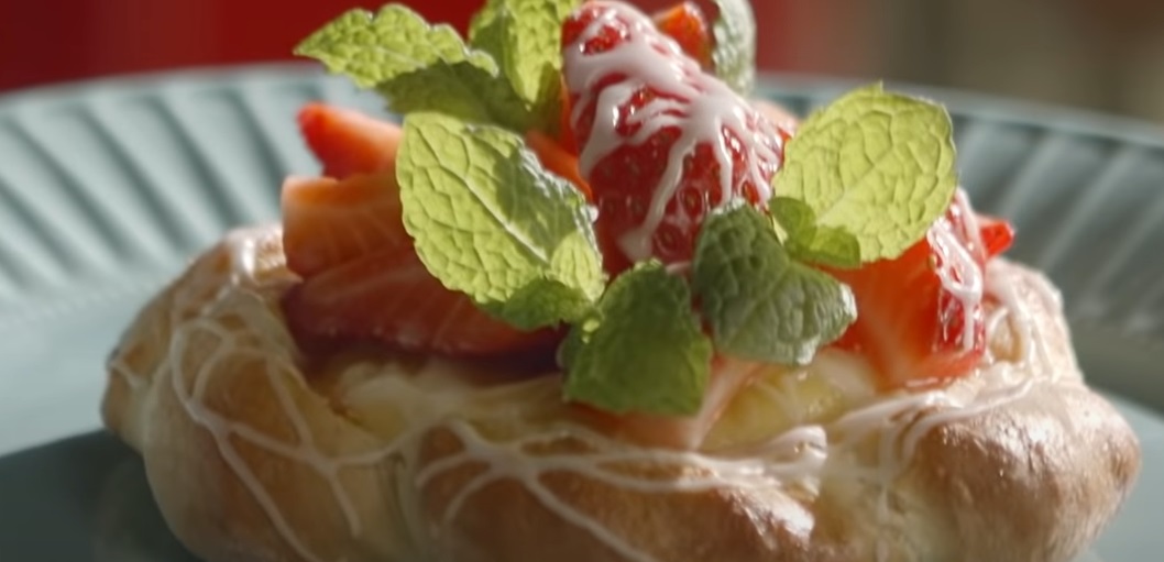 Cinnamon rolls with glaze