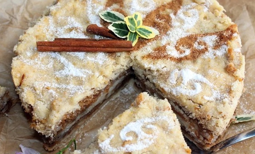 Crumbly Apple Cake