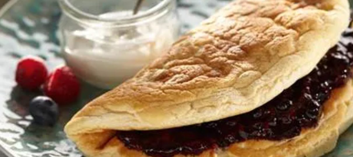 Fluffy Omelette with Fruits