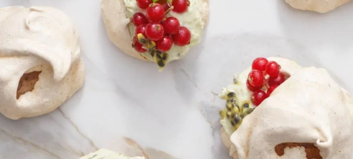 Fruit meringue kisses