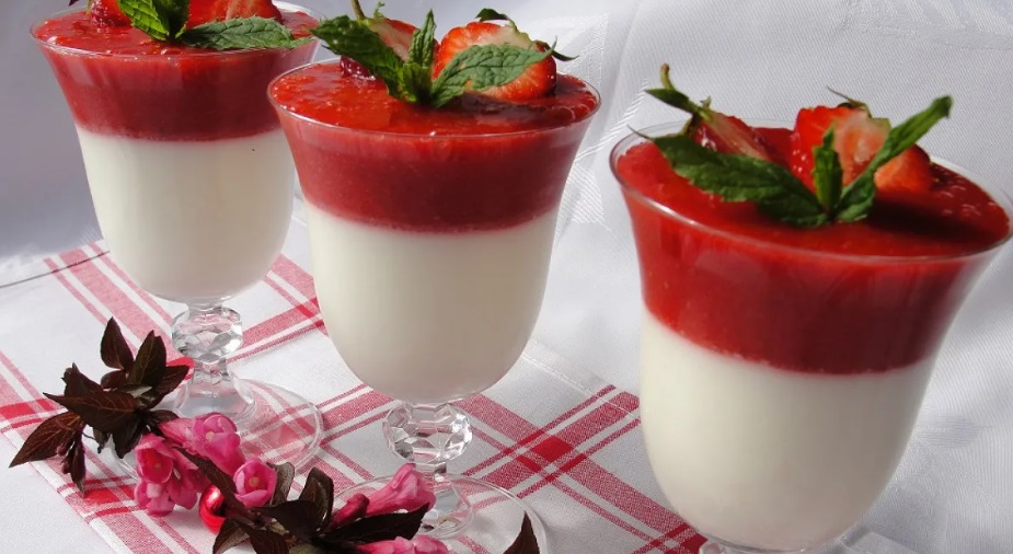 Greek Dessert with Strawberry Mousse