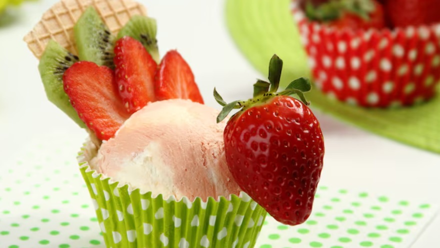 Strawberry Ice Cream “Hen in a Nest”