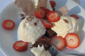 Ice Cream with Cocoa Meringue and Strawberries