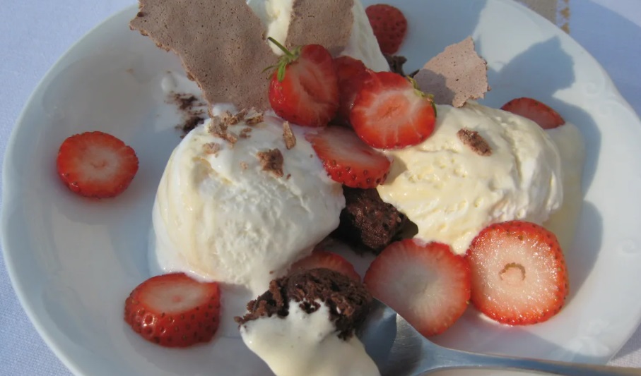 Ice Cream with Cocoa Meringue and Strawberries