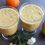 Mandarin-Apple Smoothie with Oats on Buttermilk