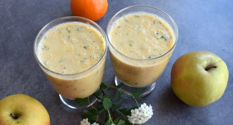 Mandarin-Apple Smoothie with Oats on Buttermilk