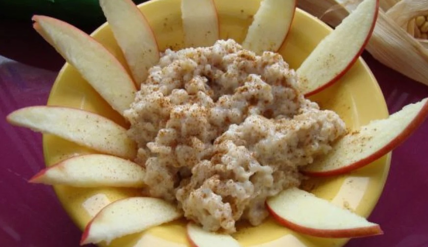 Oatmeal with Cinnamon and Apple