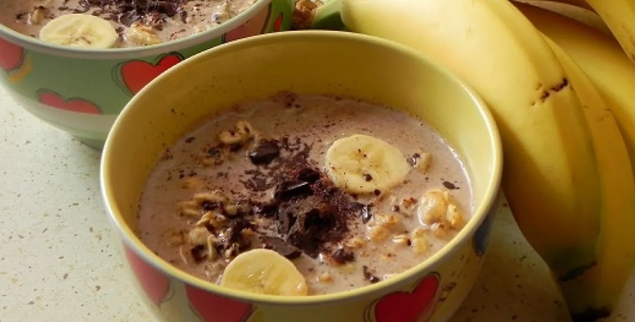 Oatmeal with Milk, Banana, Chocolate, and Honey