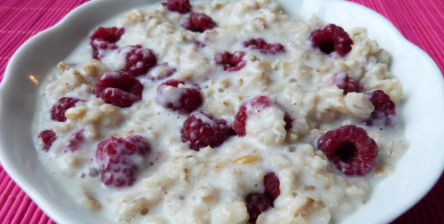 Oatmeal with Milk and Fruit