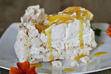 Pavlova Cake with Mango