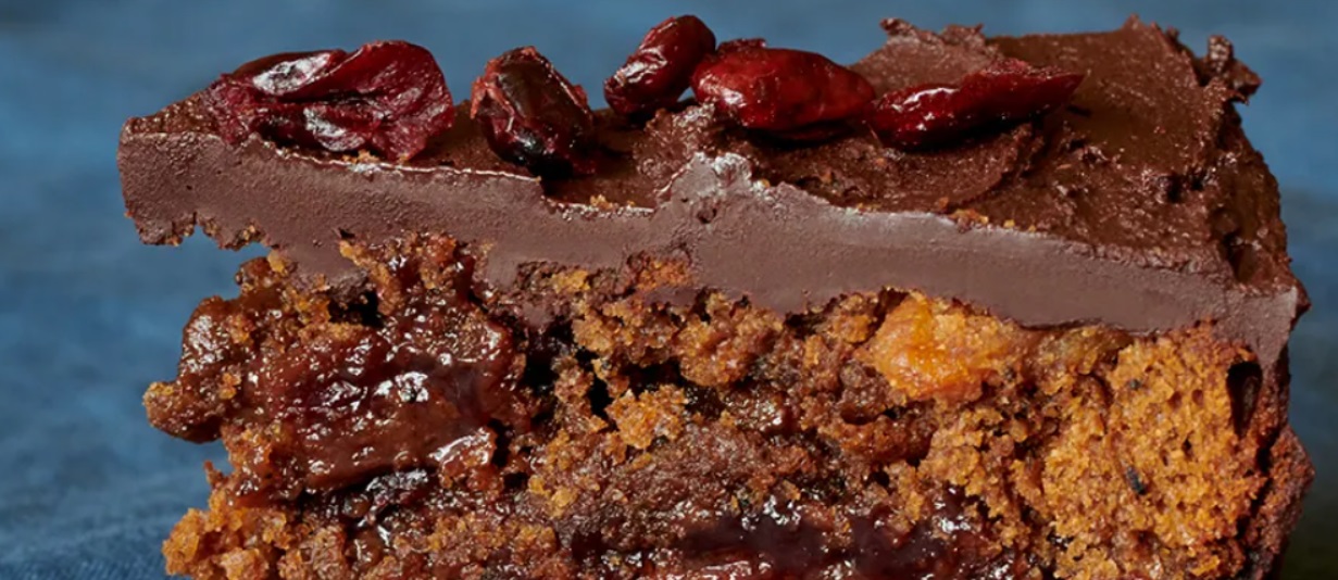 Plum jam-filled gingerbread