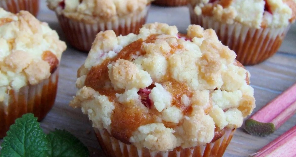 Rhubarb Muffins with Crumble Topping