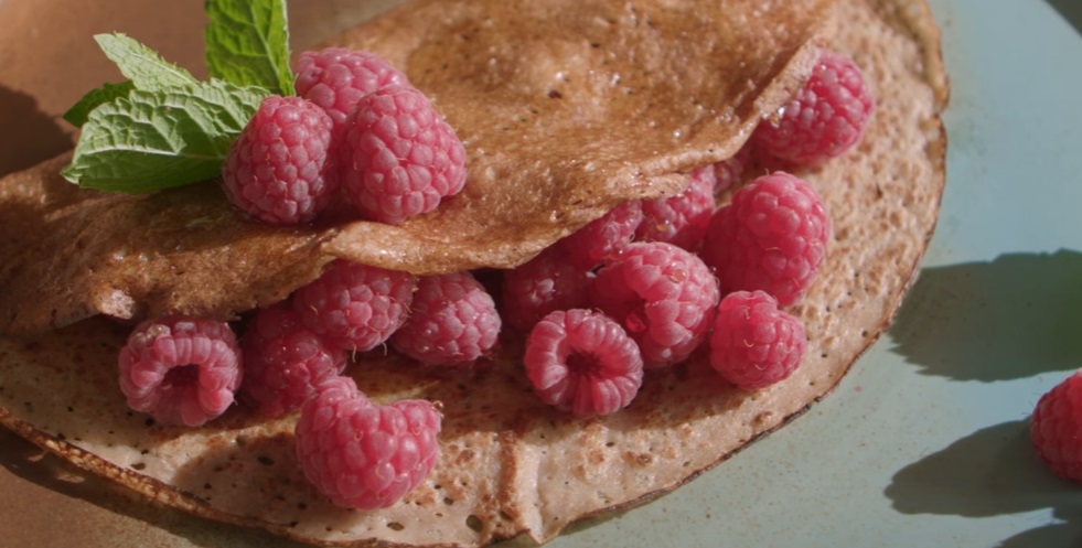 Spelt pancakes with honey