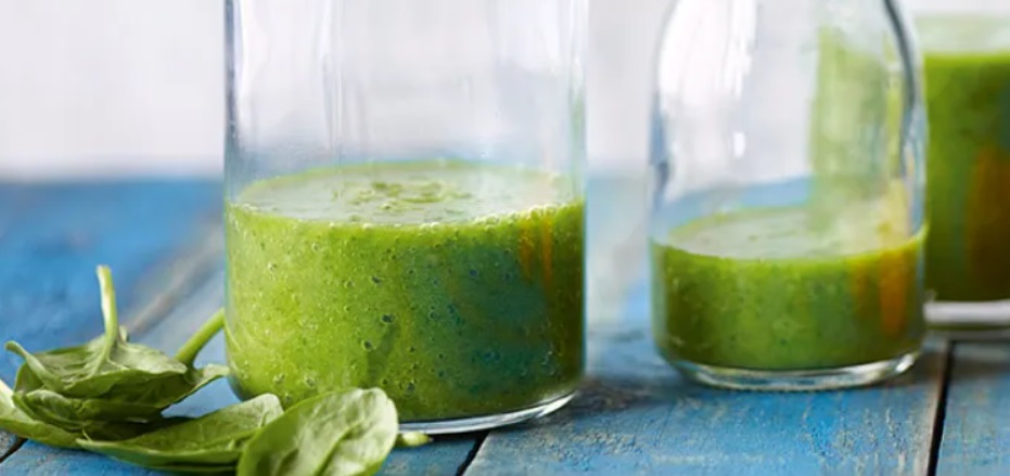 Spinach smoothie with apricots