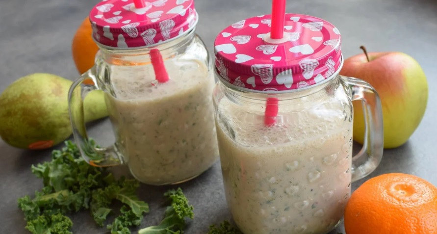 Strawberry-Kale Smoothie with Chia in Buttermilk
