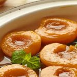 Baked peaches in tea