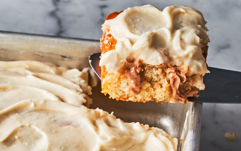 Cinnamon Roll Poke Cake - Cakes Cinnamon Roll Poke Cake