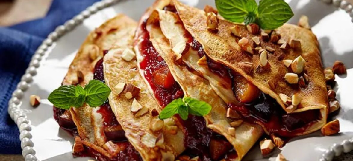 Cinnamon pancakes with plums
